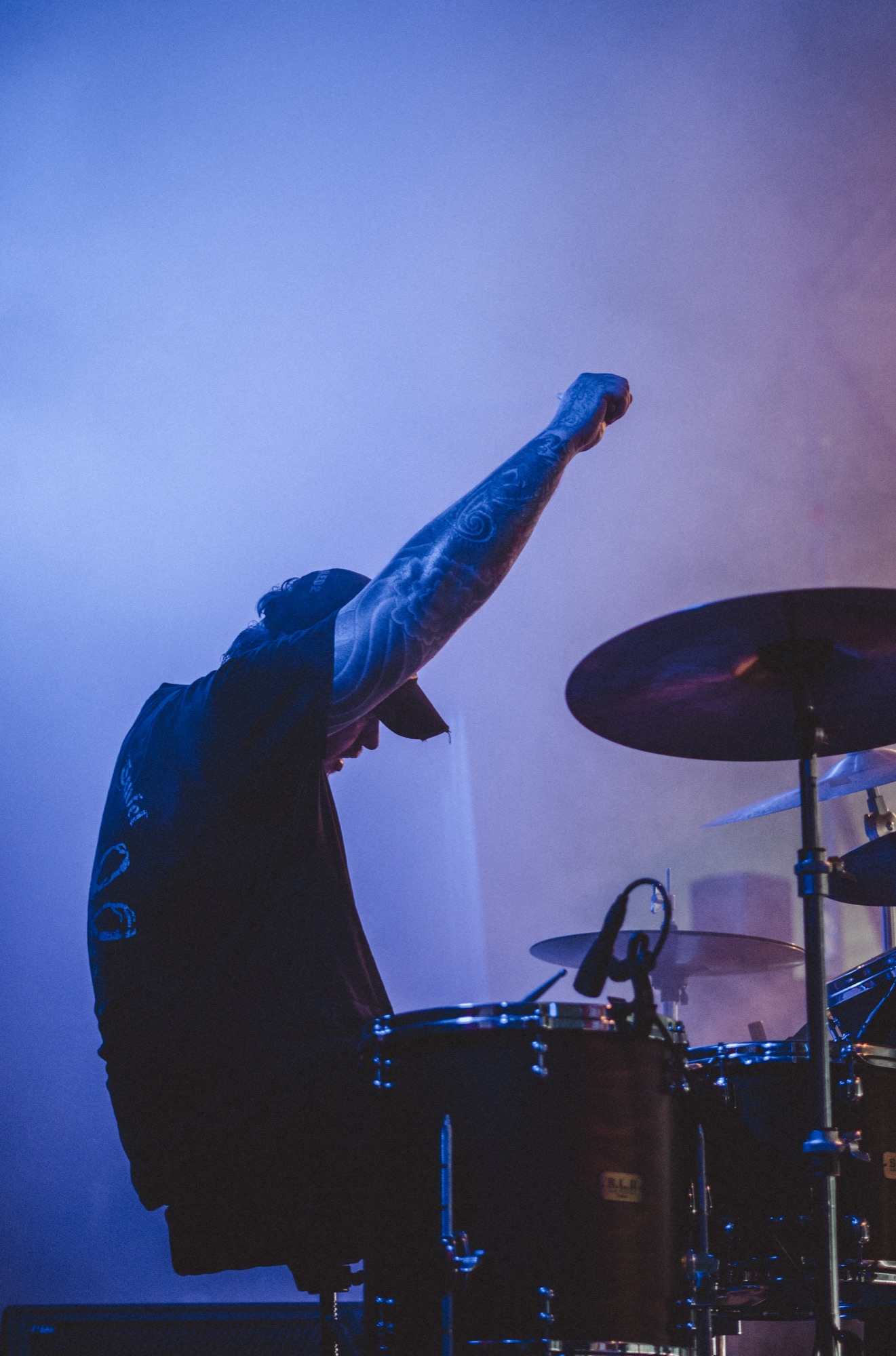 Drummer op het podium onder blauw licht