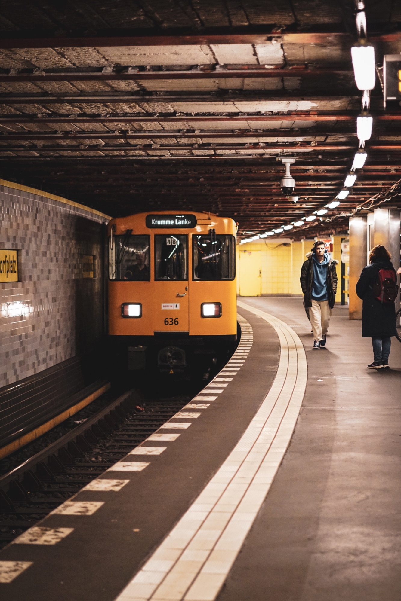 Gele metro arriveert op een station in Berlijn